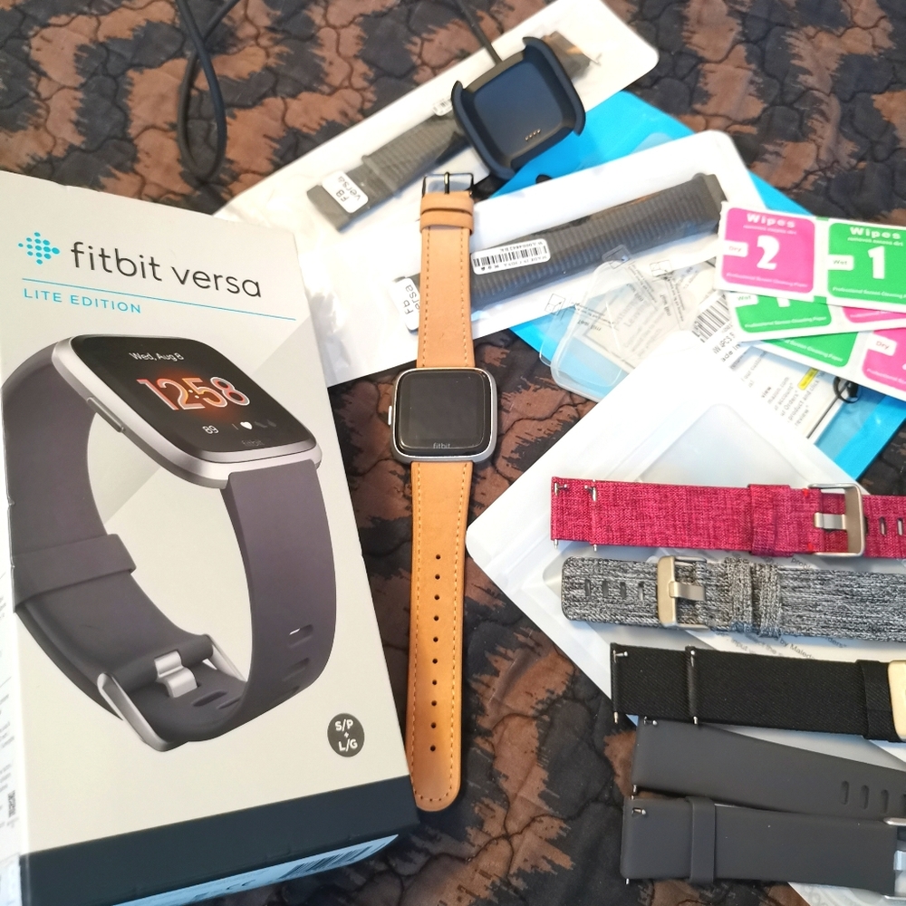Fitbit Versa Lite **PLUS EXTRAS**